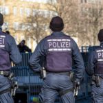 Schimpfen Sie auf Polizisten in Deutschland? Das kann Sie teuer zu stehen kommen! Preisliste für Bußgelder wegen Fluchens Beschimpfung deutscher Polizeibeamter
