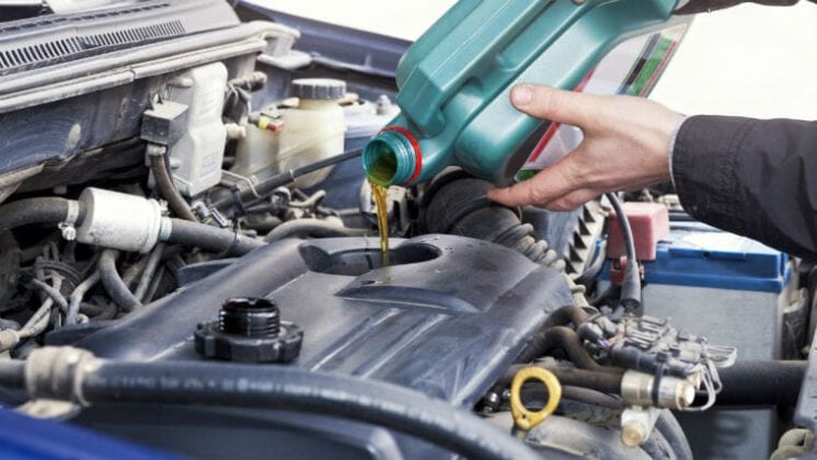 Ölwechsel im Auto - Wie oft und wie man das richtige Öl wählt | CarEspresso