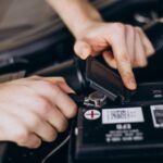 Wie man eine Autobatterie auflädt: 5 Schritte und Sie sind fertig Wie man eine Autobatterie auflädt