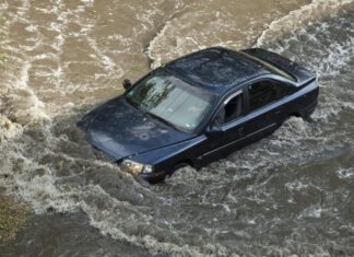 Vorsicht vor ertrunkenen Gebrauchtwagen! Tipps, wie man sich nicht täuschen lässt Vorsicht vor ertrunkenen Gebrauchtwagen