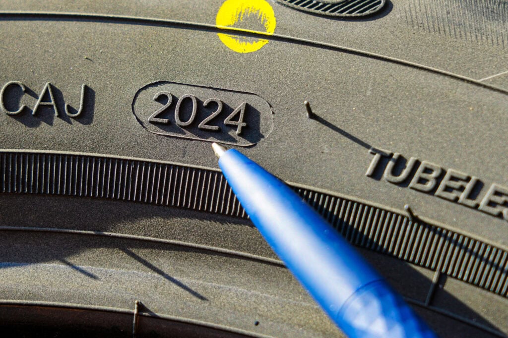 DOT-Code des Reifens - 20. Woche des Jahres 2024