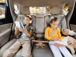 „Wann sind wir endlich da?“ Wie man Kinder unterwegs unterhält: Tipps nach Alter Wie man Kinder im Auto unterhält