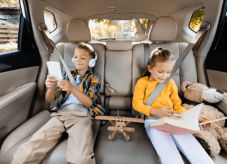 „Wann sind wir endlich da?“ Wie man Kinder unterwegs unterhält: Tipps nach Alter Wie man Kinder im Auto unterhält