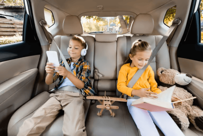 Wie man Kinder im Auto unterhält